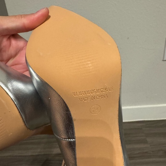 Metallic silver pointed toe pumps - Picture 4 of 8